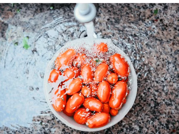 3. Súp cà chua với pho mát: Axit trong súp cà chua khi kết hợp với pho mát từ sữa có thể khiến dạ dày của bạn khó chịu. Ảnh: Boldsky.