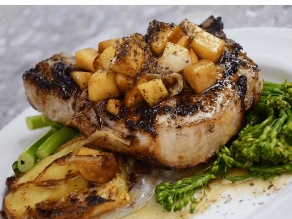 1. Thịt lát và khoai tây nghiền: Mặc dù đây là món ăn yêu thích của nhiều người nhưng sự kết hợp thực phẩm này thực sự có thể khiến bạn bị ốm. Thịt và khoai tây đều có lượng carbs cao khiến cơ thể khó tiêu hóa, có thể gây táo bón. Ảnh: Boldsky.