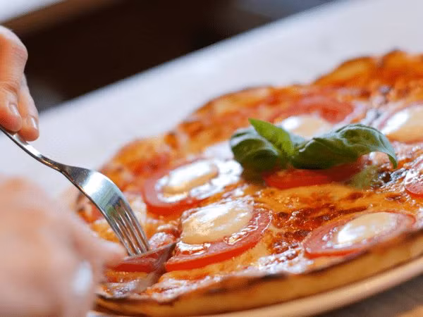 10. Cà chua và mì ống: Các carbs trong mì ống và nước axit trong cà chua khiến cho dạ dày của bạn khó chịu. Ảnh: Boldsky.