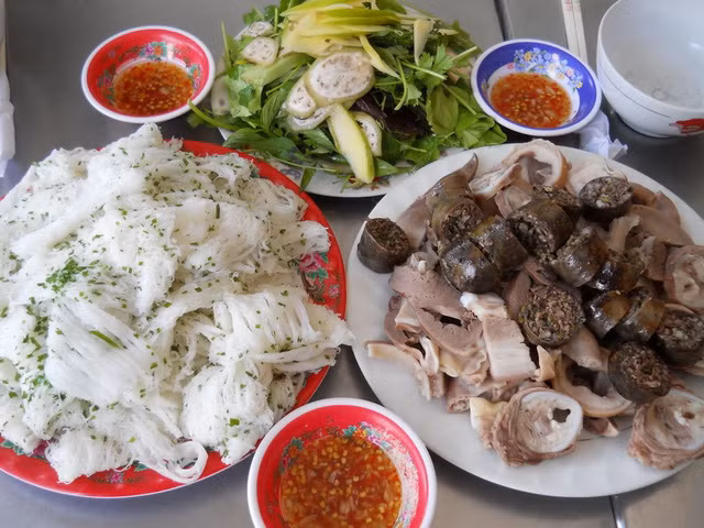 Bánh hỏi lòng heo: Món bánh hỏi rất phổ biến, có mặt tại mọi địa phương trong nước ta, nhưng đĩa bánh hỏi kết hợp với lòng heo ngon nhất và tròn vị nhất phải được thưởng thức tại vùng Phước Khánh, cách trung tâm Ninh Thuận 2 cây số. Món ăn này cũng được xem là một trong những món ngon đặc sản Ninh Chữ Ninh Thuận, dẫu rất bình dân và dễ tìm. Ảnh: Internet.