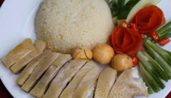 Cơm gà Phan Rang: Cơm gà Phan Rang được nấu bằng gạo dẻo, thơm. Trước khi nấu, gạo được vo sạch, ướp thêm gừng, tỏi giã nhuyễn để tạo mùi thơm. Muốn có dĩa cơm bắt mắt, thường người nấu trộn thêm vào gạo chút bột nghệ. Thịt gà để làm món cơm gà Phan Rang cũng khá đặc biệt. Đó phải là loại gà bản xứ nuôi trong điều kiện bốn mùa nắng gắt. Gà thả vườn nên thịt dai, thơm, không bở như gà công nghiệp. Ảnh: Foody.