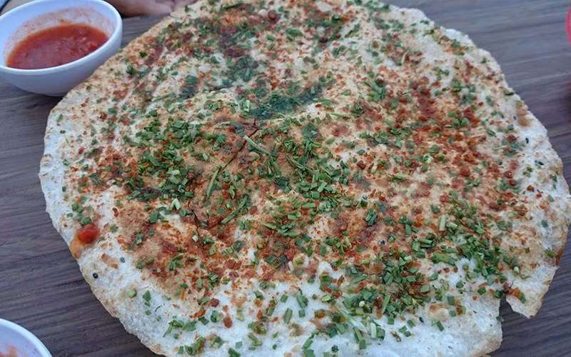 Bánh tráng nướng mỡ hành: Bánh tráng, được coi là món ngon Ninh Thuận, làm từ bột gạo lúa mùa thơm ngon và mè để sẵn. Khi dùng thì nướng trên than hồng và quệt nhanh ruốc ngon pha chế cùng nhiều gia vị khác, rưới mỡ hành thật đều, thêm chút tương ớt đỏ cay và nhanh tay đập quả trứng lên, quét đều bề mặt bánh. Cứ thế, người làm phải xoay nhanh để bánh chín đều mà không cháy, giòn và thơm lừng. Ảnh: Bogspot.