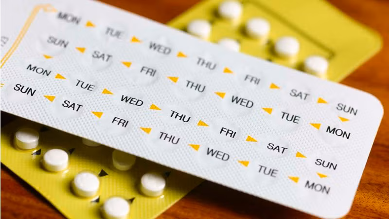 Cũng giống như sự thay đổi hormone thai kỳ có thể gây ra rụng tóc, sự thay đổi trong cân bằng hormone xảy ra khi mãn kinh hay khi uống thuốc tránh thai cũng gây ra kết quả tương tự. Ảnh: Getty.