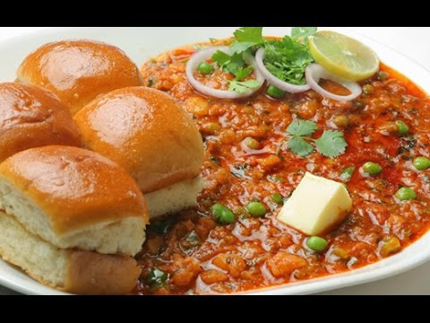 Món Pav Bhaji được yêu thích nhất ở Mumbai, Ấn Độ. Pav Bhaji bao gồm Pavs phết bơ, ăn kèm một hổ lốn sốt được làm từ Bhaji (một loại rau cà ri), khoai tây nghiền và cà chua thái hạt lựu, thêm một ít ớt đỏ và tô điểm với rau mùi, hành, vắt một ít chanh. Ảnh: Flickr.