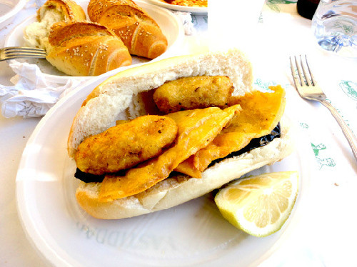 Pane e pannelle là món ngon đường phố rất được yêu thích của vùng Palermo, Sicily (Italy). Panelle - đậu chickpea (đậu gà/ đậu răng ngựa) tẩm bột chiên sẽ được kẹp vào giữa hai lát bánh mỳ. Ảnh: Flickr.