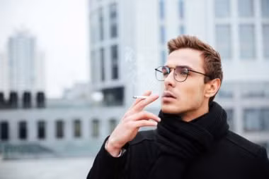 80% trường hợp ung thư bàng quang ở cả hai phái chủ yếu là do hút thuốc lá. Khoảng 5% trường hợp khác là do di truyền và 15% còn lại có liên quan đến sự tiếp xúc hóa học. Ảnh: Shutterstock.