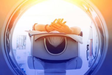 Sau khi xác định được bệnh, bác sĩ sẽ thực hiện phẫu thuật cắt bỏ mô khối u bàng quang (TURBT). Tùy thuộc vào giai đoạn bệnh, một số bệnh nhân có thể được xạ trị hoặc hóa trị liệu sau phẫu thuật. Ảnh: Shutterstock.