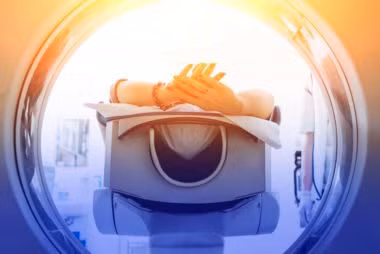 Sau khi xác định được bệnh, bác sĩ sẽ thực hiện phẫu thuật cắt bỏ mô khối u bàng quang (TURBT). Tùy thuộc vào giai đoạn bệnh, một số bệnh nhân có thể được xạ trị hoặc hóa trị liệu sau phẫu thuật. Ảnh: Shutterstock.