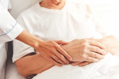 Tuy nhiên phụ nữ có khả năng tử vong cao vì thường chủ quan, bỏ qua các dấu hiệu ung thư bàng quang. Khi phát hiện muộn, người bệnh có nguy cơ tử vong cao. Ảnh: Shutterstock.