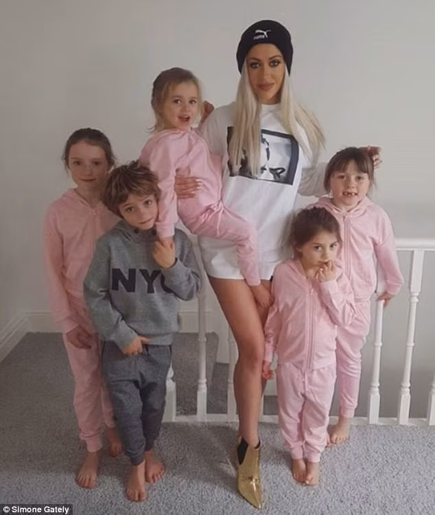 Bà mẹ Simone và 5 người con. Ảnh: DM.