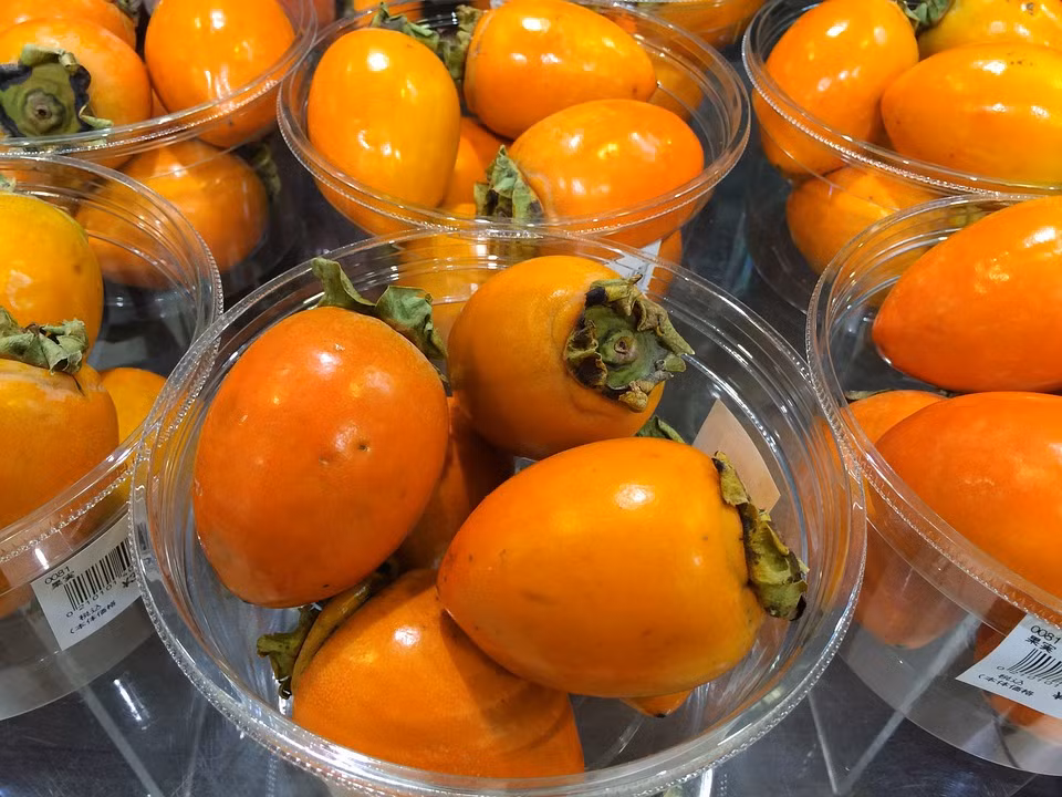 Cách làm hồng ngâm hết chát cực đơn giản nữa mà bạn có thể áp dụng là rửa hồng bằng nước muối loãng. Sau đó, lấy kim châm vào quả hồng rồi ngâm trong nước sôi để nguội khoảng vài giờ thì hồng cũng sẽ không còn chát nữa. Ảnh: Pixabay.