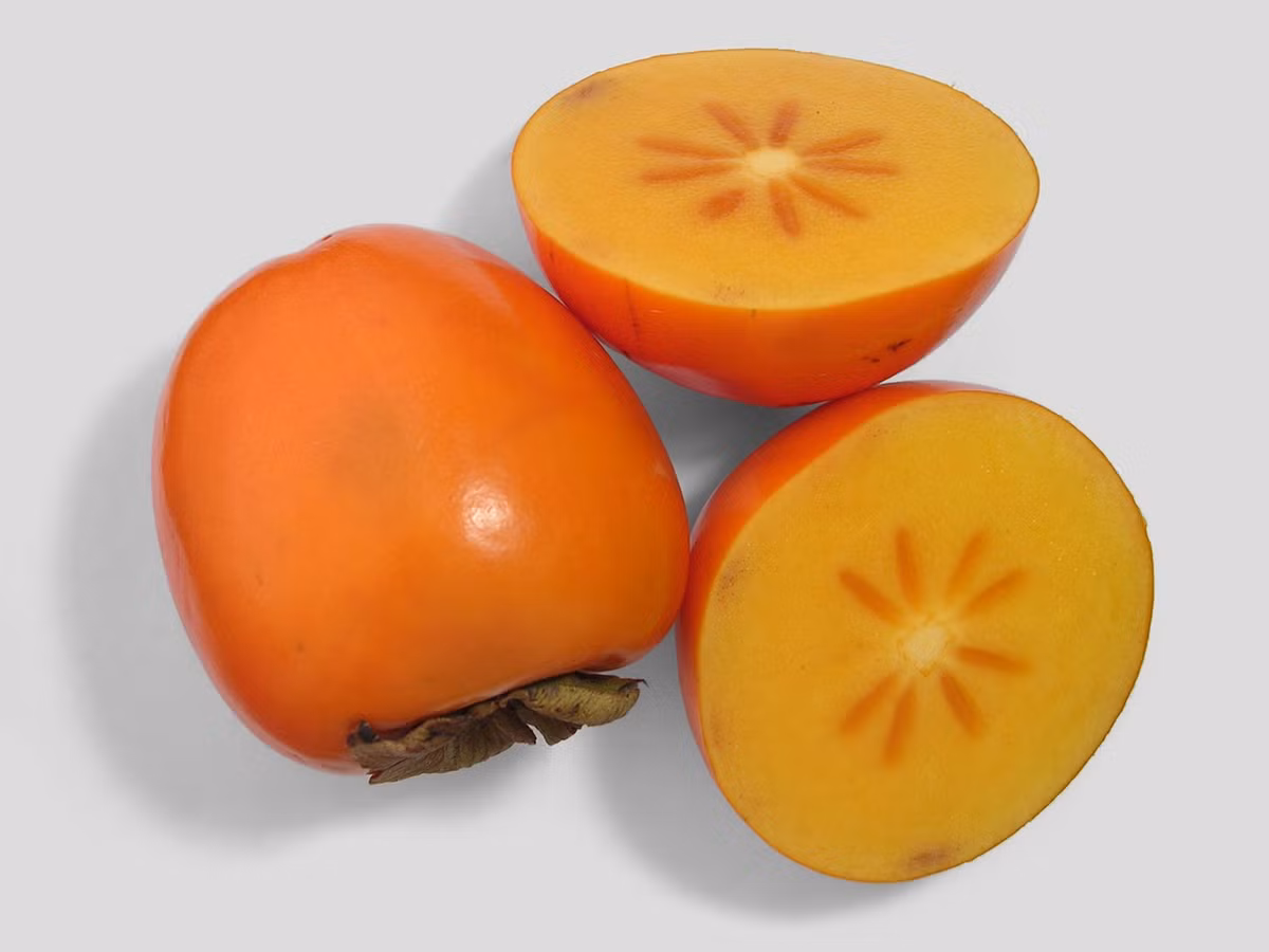 Ngâm nước 35 độ C: Ngoài cách khử vị chát của hồng bằng nước 45 độ C, bạn có thể tham khảo cách mang hồng ngâm với nước ấm khoảng 35 độ C. Ngâm trong khoảng 2 ngày, vớt hồng ra để ráo, khi gọt ăn, bạn sẽ thấy vị ngọt giòn từ loại quả này.. Ảnh: Wikimedia.