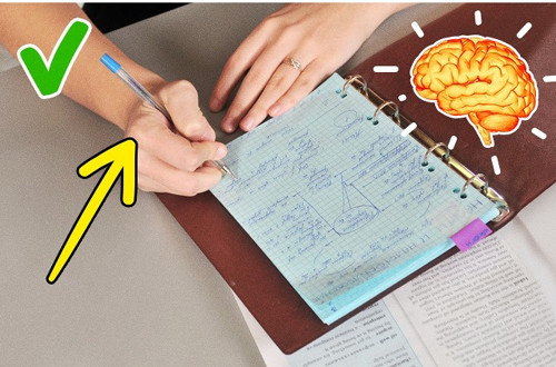 Ghi chép viết tay cải thiện khả năng tinh thần: Các kết quả nghiên cứu của Đại học Bang Indiana (Mỹ) đã chứng minh rằng ghi chép phát triển các khả năng tinh thần như sự phối hợp tâm thần, sự chú ý, trí nhớ… Trong khi viết, các bộ phận của bộ não cũng có trách nhiệm kích hoạt đọc chữ. Điều này không xảy ra khi ghi chép trên máy tính. Ảnh: Depositphotos.