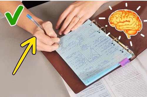 Ghi chép viết tay cải thiện khả năng tinh thần: Các kết quả nghiên cứu của Đại học Bang Indiana (Mỹ) đã chứng minh rằng ghi chép phát triển các khả năng tinh thần như sự phối hợp tâm thần, sự chú ý, trí nhớ… Trong khi viết, các bộ phận của bộ não cũng có trách nhiệm kích hoạt đọc chữ. Điều này không xảy ra khi ghi chép trên máy tính. Ảnh: Depositphotos.