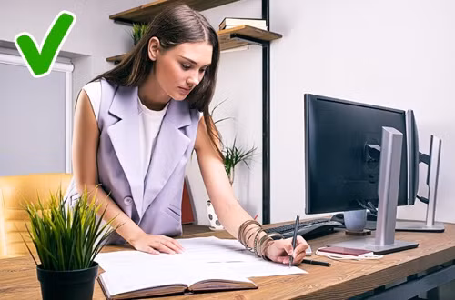 Làm việc ở vị trí đứng mọi lúc có thể: Nghiên cứu của các nhà khoa học Anh chứng minh rằng việc dành cả ngày trên ghế lái xe gây hại khá nhiều cho sức khỏe. Việc ngồi nhiều có ảnh hưởng tiêu cực đến hệ thống tim mạch. Trong một cơ thể thiếu vận động, máu vận chuyển chất dinh dưỡng và oxy ở tốc độ chậm hơn. Trong một ngày làm việc, người ta tích cực vận động bất cứ khi nào có thể như đi bộ trong giờ ăn trưa hoặc tập thể dục tại chỗ. Ảnh: Depositphotos.