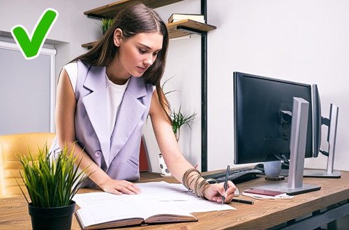 Làm việc ở vị trí đứng mọi lúc có thể: Nghiên cứu của các nhà khoa học Anh chứng minh rằng việc dành cả ngày trên ghế lái xe gây hại khá nhiều cho sức khỏe. Việc ngồi nhiều có ảnh hưởng tiêu cực đến hệ thống tim mạch. Trong một cơ thể thiếu vận động, máu vận chuyển chất dinh dưỡng và oxy ở tốc độ chậm hơn. Trong một ngày làm việc, người ta tích cực vận động bất cứ khi nào có thể như đi bộ trong giờ ăn trưa hoặc tập thể dục tại chỗ. Ảnh: Depositphotos.