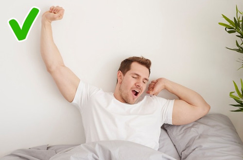 Không dùng đồng hồ báo thức: Trong 5 giai đoạn ngủ, thích hợp nhất để thức dậy là 1, 2 và 5. Thức dậy trong những giai đoạn này sẽ giúp một người cảm thấy nghỉ ngơi nhiều hơn. Khi thức dậy bởi tiếng ồn như tiếng chuông báo thức, bạn sẽ cảm thấy khó chịu và mệt mỏi. Để có thể tỉnh dậy mà không có đồng hồ báo thức, bạn cần phải quen với một chế độ nhất định chẳng hạn như bạn nên đi ngủ đúng giờ. Ảnh: Depositphotos.