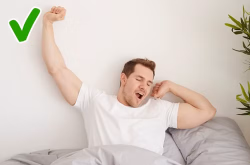 Không dùng đồng hồ báo thức: Trong 5 giai đoạn ngủ, thích hợp nhất để thức dậy là 1, 2 và 5. Thức dậy trong những giai đoạn này sẽ giúp một người cảm thấy nghỉ ngơi nhiều hơn. Khi thức dậy bởi tiếng ồn như tiếng chuông báo thức, bạn sẽ cảm thấy khó chịu và mệt mỏi. Để có thể tỉnh dậy mà không có đồng hồ báo thức, bạn cần phải quen với một chế độ nhất định chẳng hạn như bạn nên đi ngủ đúng giờ. Ảnh: Depositphotos.