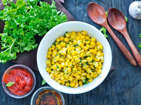 8. Hỗ trợ giảm cân: Với những ai muốn giảm cân, ăn ngô buổi sáng cũng là phương pháp cực kỳ hiệu quả để loại bỏ mỡ thừa. Vì ngô chứa nhiều chất xơ, lại ít chất béo nên nó khiến bạn có cảm giác no lâu. Một mẹo nhỏ để loại bỏ bớt lượng đường tiết ra từ ngô là bạn hãy cho thêm một chút muối khi luộc. Phương pháp này sẽ giúp bạn giảm cân hiệu quả hơn. Ảnh: Boldsky.