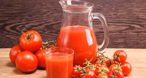 Bảo vệ tim mạch: Cà chua chứa choline, kali, chất xơ và vitamin C giúp cải thiện chức năng của tim. Theo các nghiên cứu, thực phẩm giàu kali như cà chua sẽ có hiệu quả trong việc làm giảm nguy cơ mắc bệnh tim mạch. Đây có thể xem là một trong những lợi ích hàng đầu của cà chua đối với sức khỏe. Ảnh: Boldsky.