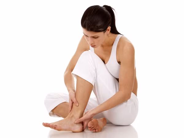 Chống viêm: Để tránh sưng viêm, bạn nên uống một cốc nước ép cà chua hàng ngày. Thức uống này có hiệu quả giúp điều trị viêm như viêm khớp và đau nhức khớp. Đây là một trong những lợi ích hàng đầu của việc ăn cà chua. Ảnh: Boldsky.