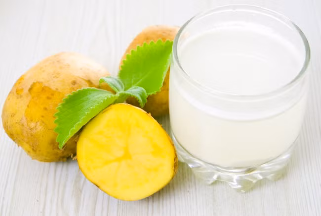 Mặt nạ khoai tây luộc nghiền với sữa và dầu hạnh nhân: Mặt nạ này sẽ giúp bạn thoát khỏi mụn trứng cá và làm sáng làn da. Lấy một củ khoai tây luộc chín rồi nghiền mịn. Thêm 2 muỗng cà phê sữa hoặc sữa bột và 1 muỗng cà phê dầu hạnh nhân. Bôi hỗn hợp lên da mặt và để yên trong 20 phút. Sau đó, rửa sạch với nước ấm. Lặp lại 2-3 lần một tuần để thấy kết quả tốt nhất. Ảnh: Depositphotos.