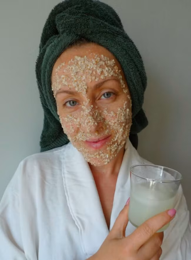 Bột yến mạch: Loại mặt nạ này giúp dưỡng ẩm và làm mềm da. Lấy 2 muỗng canh bột yến mạch xay nhuyễn trong máy xay rồi thêm 2 muỗng canh sữa ấm và 1 muỗng cà phê dầu ô liu trộn đều. Bôi hỗn hợp lên mặt rồi để yên trong khoảng 10-15 phút. Rửa sạch với nước ấm. Ảnh: Depositphotos.