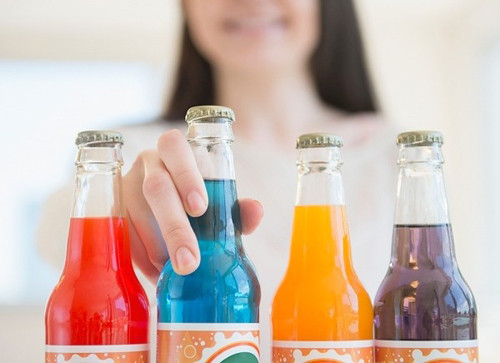 Ảnh: Internet. DEHP là một hóa chất hữu cơ, viết tắt của diethylhexyl phtalat, thường có trong một số nước giải khát, thạch, rau câu… Đây là chất có thể làm giảm khả năng sinh dục nam, rối loạn dậy thì ở nữ giới, nếu sử dụng lâu dài có thể gây hại đến sức khỏe. Ngoài ra, chất này còn gây ra những ngộ độc cấp tính có thể gây tử vong tại chỗ. 5. Thuốc “kích phọt” Đây là loại thuốc giúp rau tăng trưởng nhanh, làm rau nhìn tươi hơn. Loại thuốc này thường dùng trong một số loại rau như mồng tơi, rau muống. Ngoài ra, loại thuốc điều hoà kích thích sinh trưởng sử dụng trên rau mầm, su su, giá đỗ,…Thuốc này chứa chất axit gibberellic là chất gây loãng tế bào, dị ứng với mắt, chất độc gây hại cho sức khỏe. 6. Nitrat trong xúc xích