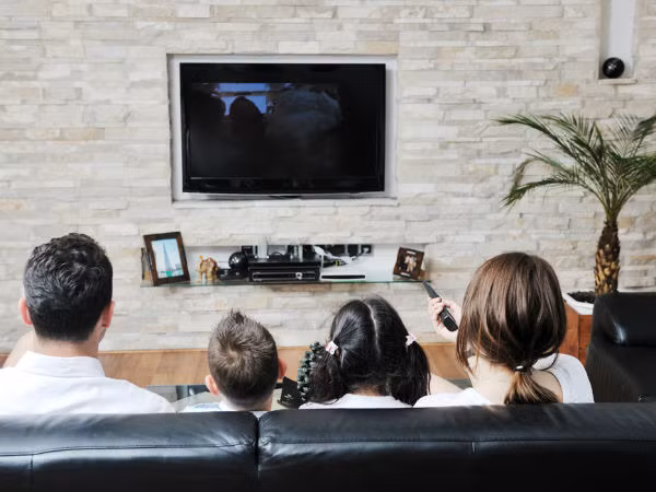 9. Xem TV trong khi ăn sáng: Thói quen này có thể khiến bạn ăn quá nhiều mà bạn không biết. Toàn bộ sự tập trung của bạn dồn vào các chương trình truyền hình, chứ không phải là hương vị hay số lượng thức ăn mà bạn đang nạp vào cơ thể. Ảnh: Boldsky.