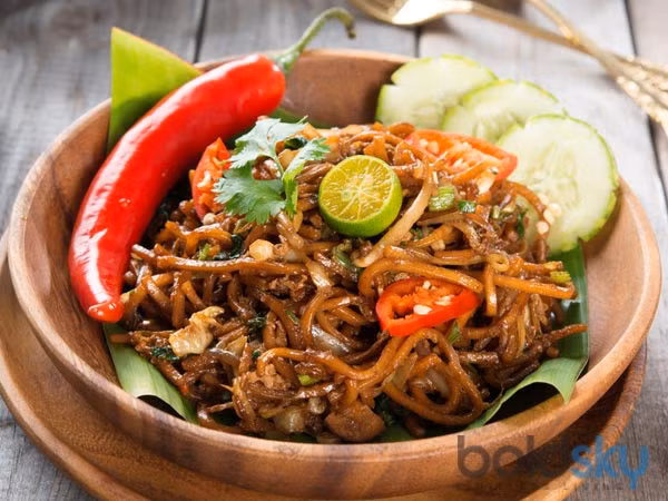 4. Ăn sáng chất béo cao: Phải mất rất nhiều thời gian để tiêu thụ hết một bữa ăn sáng có chất béo cao. Một bữa ăn sáng chất béo cao như mì &amp; upma làm bạn cảm thấy căng bụng suốt cả ngày. Thay vào đó, bạn có thể chọn bữa sáng đơn giản như sữa với bột ngô và một số bánh trái cây hoặc bánh mì nướng với trứng luộc và một ly nước trái cây. Ảnh: Boldsky.