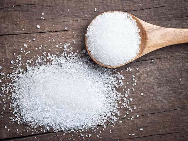 8. Thêm đường vào yến mạch: Yến mạch là một lựa chọn ăn sáng lành mạnh nhưng thêm đường vào nó thì lại biến thành bữa ăn sáng không tốt cho vòng eo. Nếu muốn, bạn có thể thêm trái cây khô và mật ong để làm cho yến mạch ngon miệng hơn. Ảnh: Boldsky.