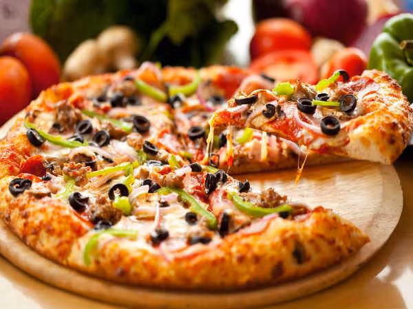 7. Ăn các loại bánh hoặc bánh pizza còn sót lại: Đây là một trong những thói quen ăn sáng không tốt mà hầu hết chúng ta đều mắc phải. Ăn các thức ăn còn sót lại từ hôm trước như bánh pizza hoặc bánh quế vào buổi sáng sớm có thể khiến chúng ta béo phì. Thức ăn này sẽ làm cho bạn cảm thấy cơ thể chậm chạp trong cả ngày. Ảnh: Boldsky.