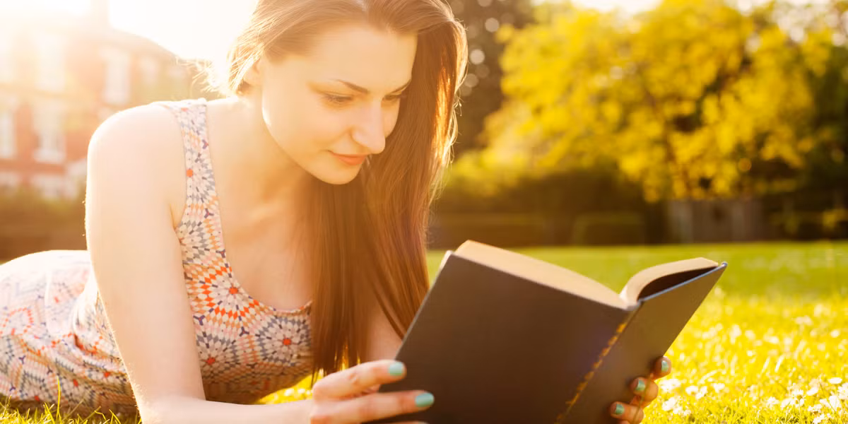 9. Đọc sách báo mỗi ngày: Thái độ và cảm xúc của bạn là những yếu tố quan trọng trong việc bạn có hay không trải nghiệm một cuộc sống tràn đầy sức khỏe và hạnh phúc. Vì vậy, mỗi ngày hãy đọc một cái gì đó để nâng cao tinh thần. Ảnh: Huffpost.