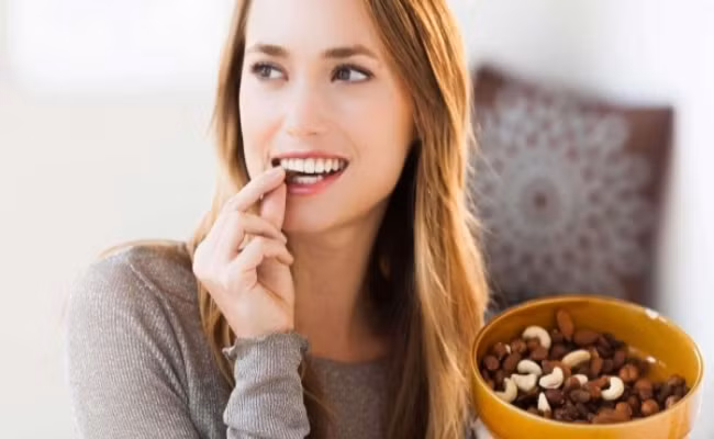 12. Thường xuyên ăn một số loại hạt: Thường xuyên ăn các loại hạt sẽ làm giảm đáng kể nguy cơ mắc bệnh tim, tiểu đường, ung thư, bệnh phổi, và một số bệnh đáng sợ khác. Trên thực tế, những người hay ăn các loại hạt này có tỷ lệ tử vong thấp hơn 20% so với những người không ăn. Bạn có thể kết hợp nhiều loại hạt khác nhau vào thực đơn gia đình để tăng thêm những lợi ích từ thực phẩm này. Ảnh: Diyhealthremedy.