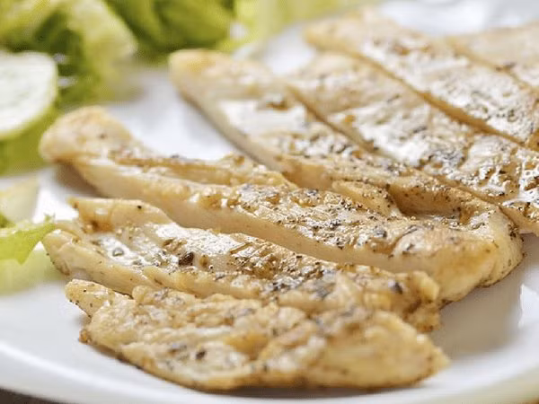 Hạt tiêu đen giúp cơ thể hấp thu chất dinh dưỡng nhanh hơn từ các loại thực phẩm khác, do đó, giúp giảm cân. Ảnh: Boldsky.