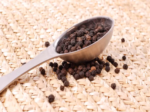 Tiêu đen có ảnh hưởng đến sự chuyển hóa lipid và các chức năng chủ yếu do việc huy động axit béo. Tiêu đen là một loại thực phẩm có khả năng sinh nhiệt giúp tăng tốc độ trao đổi chất, giúp giảm cân nhanh. Ảnh: Boldsky.