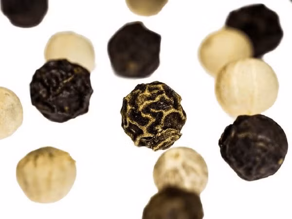 Hạt tiêu chứa chất dinh dưỡng thực vật có tiềm năng kích thích sự phân hủy các tế bào mỡ. Ảnh: Boldsky.