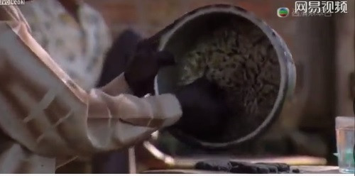 Một nồi đầy “chiến lợi phẩm” chuẩn bị được chế biến