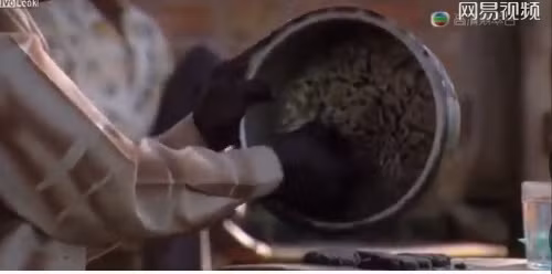 Một nồi đầy “chiến lợi phẩm” chuẩn bị được chế biến