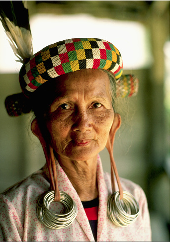 2. Phụ nữ Dayak, Indonesia: Kéo dài tai được coi là dấu hiệu của vẻ đẹp tại Dayak, Indonesia. Khi còn nhỏ, trẻ em sẽ được xỏ hoa tai đồng với trọng lượng ngày càng lớn để kéo dài dái tai. Tuy nhiên, truyền thống này đang mai một dần. Ảnh: Getty.