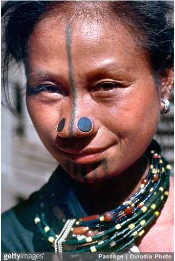 6. Phụ nữ Apatani, Ấn Độ: Phụ nữ của bộ lạc Apatani được coi là đẹp nhất trong số các bộ lạc lân cận. Vì vậy, để tránh bị những người đàn ông quấy rầy, họ thường xỏ khuyên mũi để giảm sự hấp dẫn. Đây thực sự không là một tiêu chuẩn làm đẹp nhưng nó làm cho họ trông rất độc đáo. Ảnh: Getty.