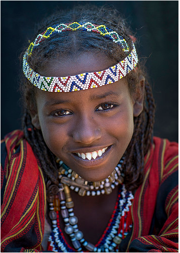 5. Bộ lạc Afa, Ethiopia: Bộ lạc xinh đẹp này có một số tiêu chuẩn sắc đẹp hoàn toàn khác biệt: mài răng nhọn. Những đầu răng sắc nhọn lộ ra khi họ mỉm cười, tượng trưng cho vẻ đẹp. Người Afar cũng có xu hướng bện tóc của họ một cách đặc biệt và xỏ khuyên mũi. Ảnh: Getty.