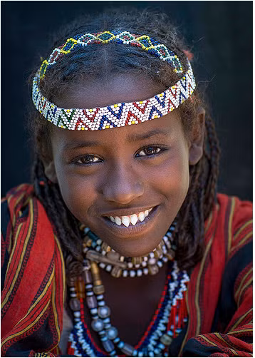 5. Bộ lạc Afa, Ethiopia: Bộ lạc xinh đẹp này có một số tiêu chuẩn sắc đẹp hoàn toàn khác biệt: mài răng nhọn. Những đầu răng sắc nhọn lộ ra khi họ mỉm cười, tượng trưng cho vẻ đẹp. Người Afar cũng có xu hướng bện tóc của họ một cách đặc biệt và xỏ khuyên mũi. Ảnh: Getty.