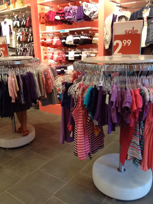 Ú tìm là trò chơi quen thuộc của một số bé khi đi siêu thị. Ảnh: BS.