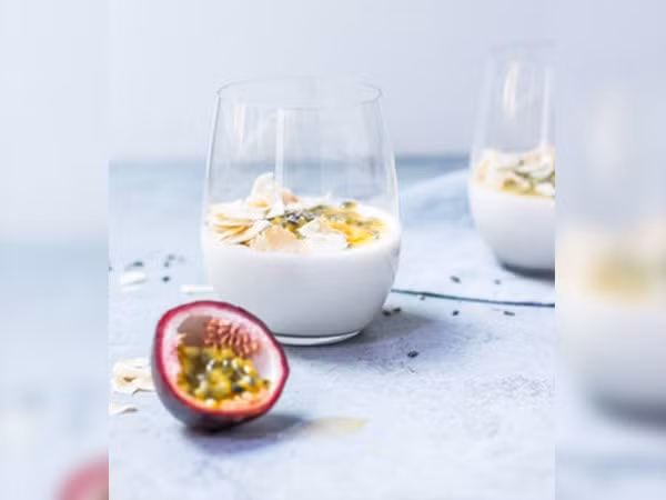 Sữa chua ít béo là thứ cần thiết cho những ai đang hướng tới một cuộc sống lành mạnh. Nó có nhiều chất probiotics giúp cơ thể bạn khỏe mạnh. Ảnh: Boldsky.