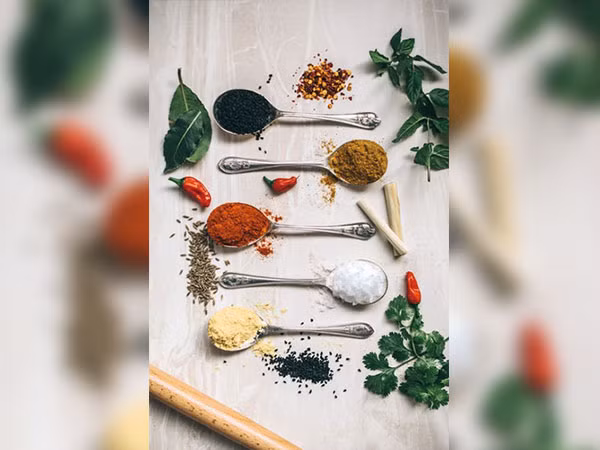 Các loại thảo mộc tươi là thực phẩm mà nhất định bạn phải tích sẵn trong nhà bếp. Thực phẩm này làm tăng hương vị cho các món ăn của bạn, một số loại còn giúp ngăn ngừa ung thư. Ảnh: Boldsky.