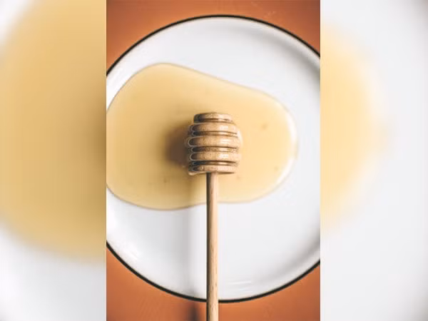 Mật ong, có tuổi thọ rất lâu và có thể lưu trữ trong nhiều năm. Mật ong cũng có giá trị chữa bệnh như trị ho và cảm lạnh. Ảnh: Boldsky.