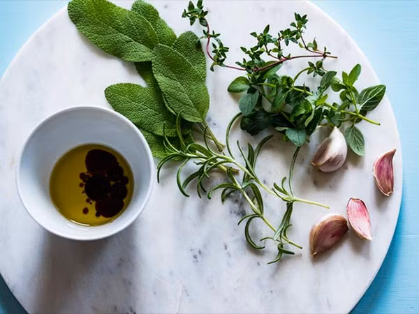 Dầu ôliu nguyên chất là một trong những thực phẩm lành mạnh nhất nên có sẵn trong bếp. Dầu ôliu vừa có lợi cho tim vừa hỗ trợ giảm cân. Ảnh: Boldsky.