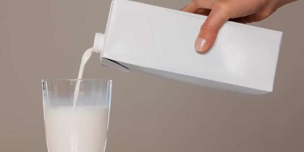 1. Sữa: Nhiều chuyên gia tiết lộ, có khá nhiều loại thực phẩm hết hạn vẫn ăn được. Điển hình như sữa tiệt trùng có thể dùng lâu hơn hạn sử dụng khoảng 50% thời gian ghi trên bao bì nếu như được bảo quản trong môi trường nhiệt độ thấp. Tuy nhiên, hương vị và chất lượng của sữa quá hạn sẽ không được đảm bảo tươi ngon như lúc ban đầu. Nếu sữa đã lên men, bạn nên sử dụng nó để làm bánh. Ảnh: BBC.