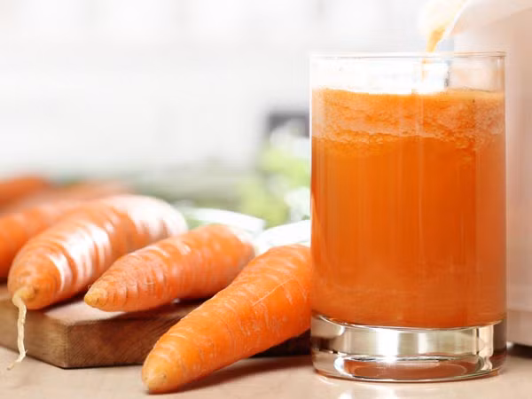 Nước cà rốt, củ cải đường và dưa chuột: Sự kết hợp của nước ép cà rốt, củ cải đường và dưa leo là một phương thuốc hiệu quả để điều trị acit uric trong máu. Ảnh: Boldsky.